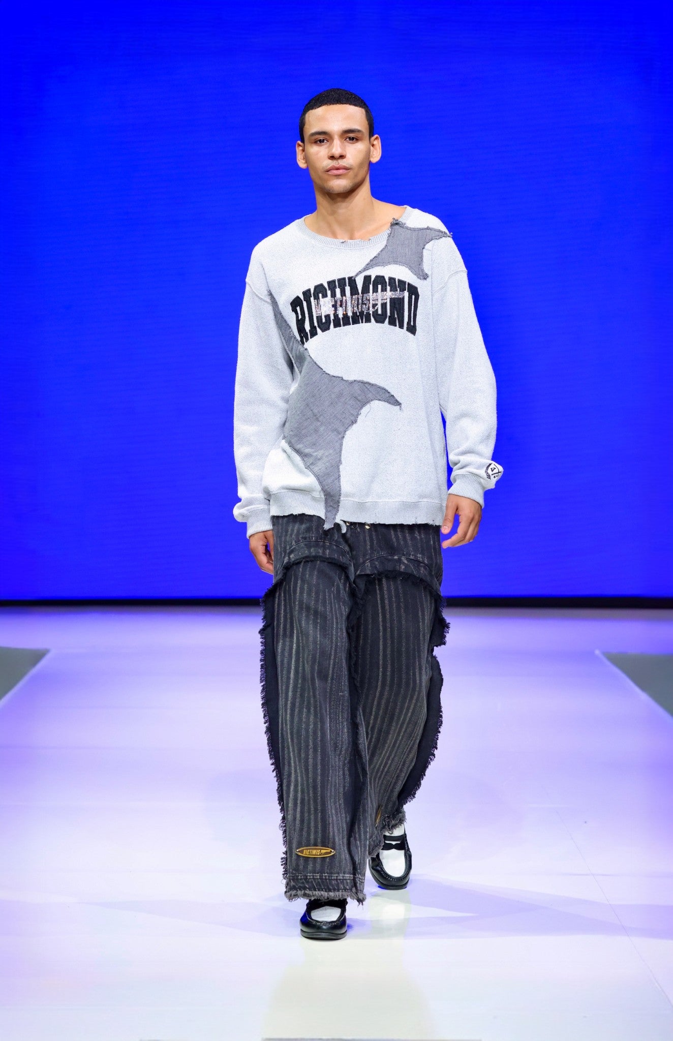 RVA CREW NECK image 1